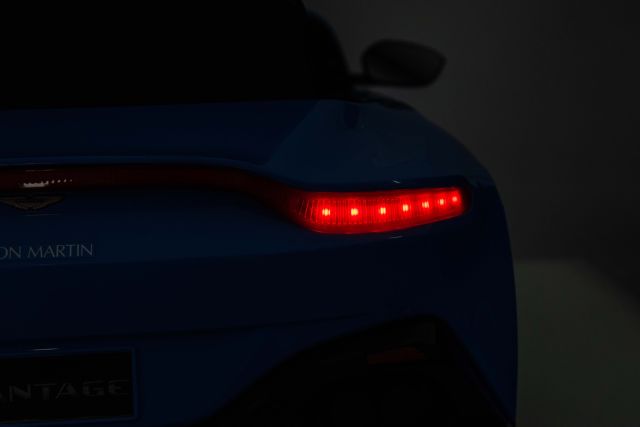 Elektro Kinderauto Aston Martin Vantage mit Lizenz Allrad 2x35W 12V/7Ah