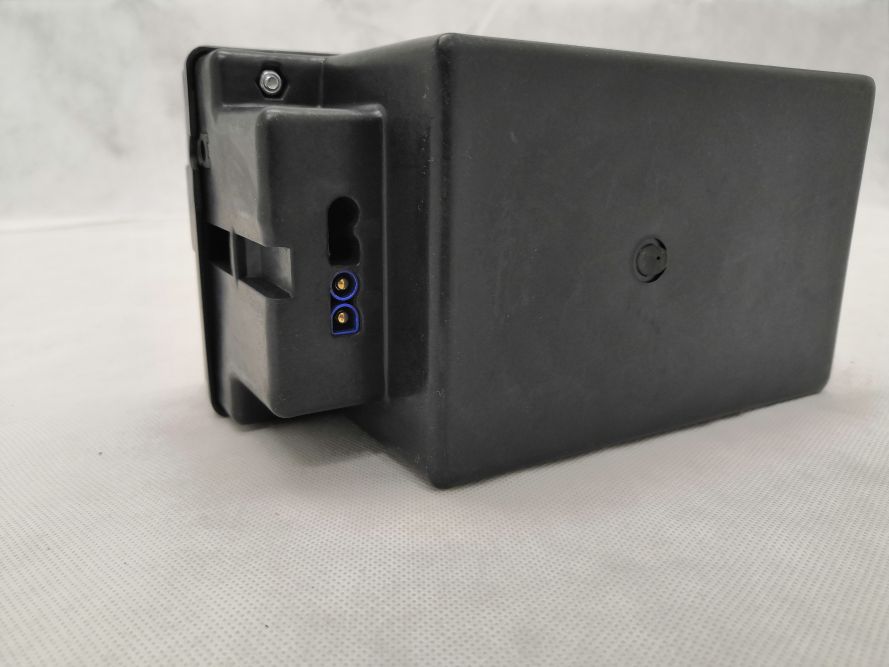 Batteriegehäuse mit Ladebuchse und Griff